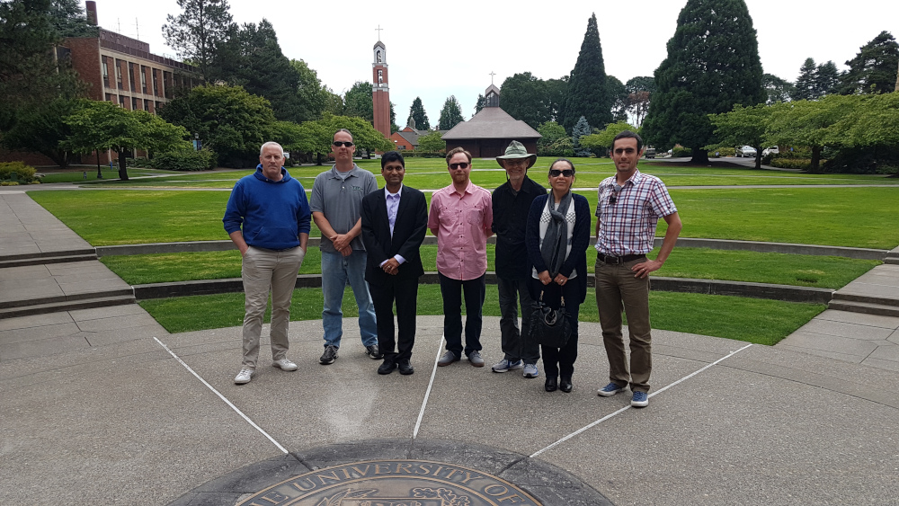 El equipo de RARING CORP en la Universidad de Portland después de una charla sobre innovación dictada por el profesor Naveen Gudigantala.